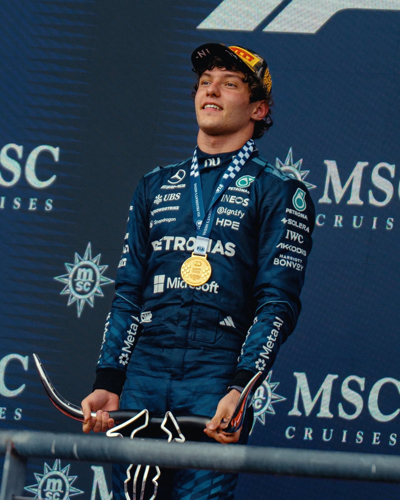 Kimi Antonelli celebra tras ganar el Gran Premio de Estados Unidos 2026, en Austin.