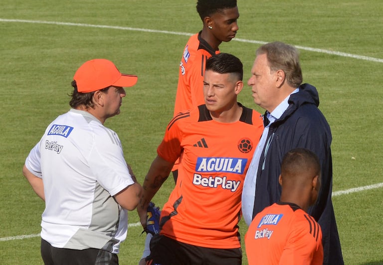 Colombia's Argentine coach Nestor Lorenzo (L) talks to Colombia's midfielder James Rodriguez (C) and Colombian Football Federation President Ramon Jesurun during a training session in Cochabamba, Bolivia, on October 9, 2024, on the eve of their 2026 FIFA World Cup qualifier football match against Bolivia. (Photo by FERNANDO CARTAGENA / AFP)
