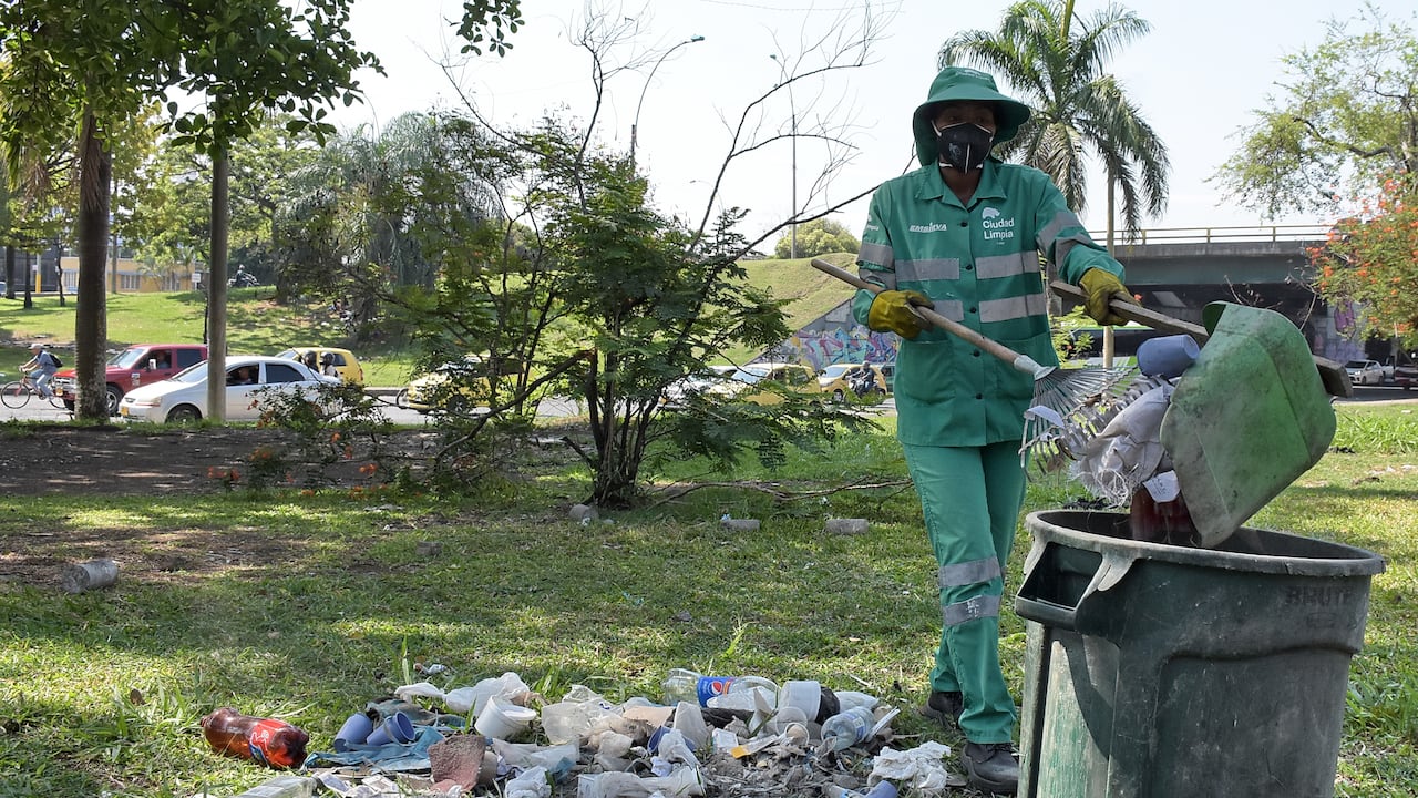 PLAN ESPECIAL DE LIMPIEZA EN 49 CORREDORES VIALES
La Administración Distrital con las empresas de aseo Ciudad Limpia, Veolia, Promocali y Promovalle, se permiten presentar el plan de limpieza especial para 49 corredores viales de Cali impactados por el arrojo clandestino de residuos.
El plan, que estará vigente hasta el próximo 31 de diciembre, consiste en recorridos adicionales de recolección que se van a hacer en corredores viales como lo son la Avenida Ciudad de Cali, Calle 1, Calle 5, Carrera 10, Carrera 15, Calle 25, Autopista Suroriental, Avenida Simón Bolívar.
Con el plan, también se atenderá la recolección de Residuos de Construcción y Demolición, RCD, también conocidos como escombros, arrojados de forma clandestina en los corredores priorizados.
Para ello, las empresas de aseo con la Administración Distrital dispusieron de maquinaria y personal adicional. En total, se dispusieron de 40 vehículos, entre volquetas, maquinaria amarilla y carros recolectores. Así mismo, se dispusieron 120 personas que estarán sensibilizando a la ciudadanía sobre el manejo adecuado de residuos sólidos en los 49 corredores y zonas aledañas.