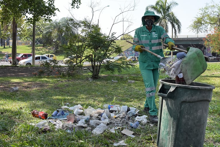 PLAN ESPECIAL DE LIMPIEZA EN 49 CORREDORES VIALES
La Administración Distrital con las empresas de aseo Ciudad Limpia, Veolia, Promocali y Promovalle, se permiten presentar el plan de limpieza especial para 49 corredores viales de Cali impactados por el arrojo clandestino de residuos.
El plan, que estará vigente hasta el próximo 31 de diciembre, consiste en recorridos adicionales de recolección que se van a hacer en corredores viales como lo son la Avenida Ciudad de Cali, Calle 1, Calle 5, Carrera 10, Carrera 15, Calle 25, Autopista Suroriental, Avenida Simón Bolívar.
Con el plan, también se atenderá la recolección de Residuos de Construcción y Demolición, RCD, también conocidos como escombros, arrojados de forma clandestina en los corredores priorizados.
Para ello, las empresas de aseo con la Administración Distrital dispusieron de maquinaria y personal adicional. En total, se dispusieron de 40 vehículos, entre volquetas, maquinaria amarilla y carros recolectores. Así mismo, se dispusieron 120 personas que estarán sensibilizando a la ciudadanía sobre el manejo adecuado de residuos sólidos en los 49 corredores y zonas aledañas.