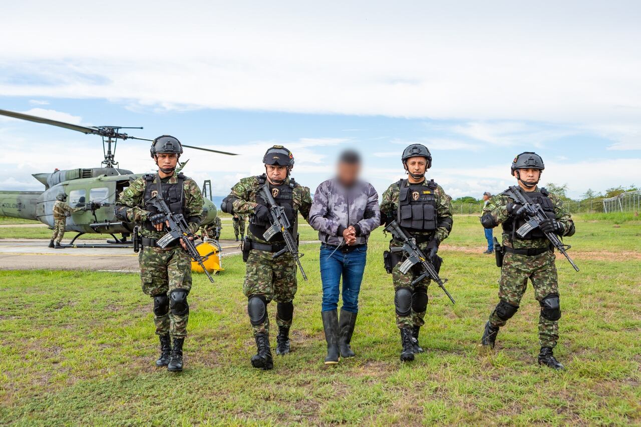 El Ejército denunció que algunos campesinos de la zona rural del municipio de Algeciras, Huila, fueron instrumentalizados por este grupo armado para impedir la captura de este sujeto.