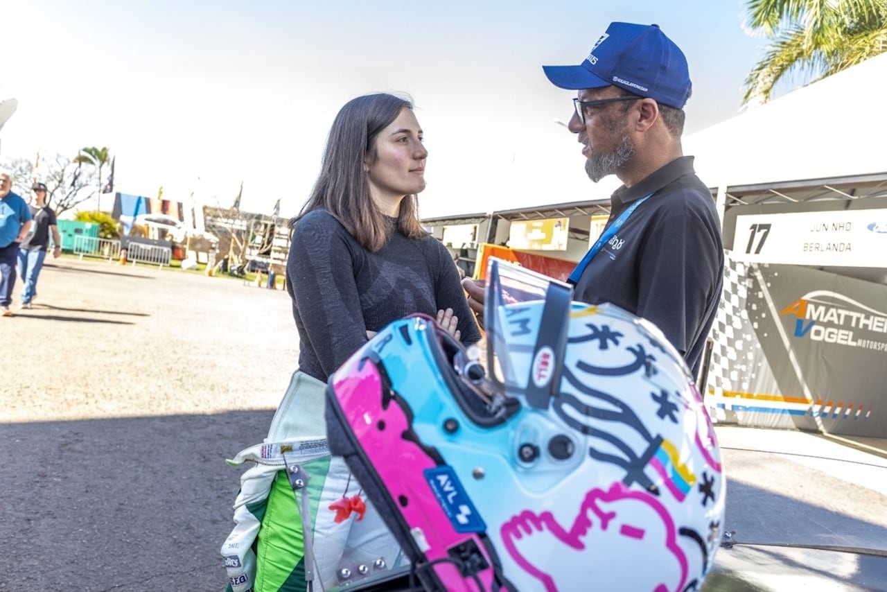 Tatiana Calderón (izq.) fue protagonista en la Nascar Brasil.