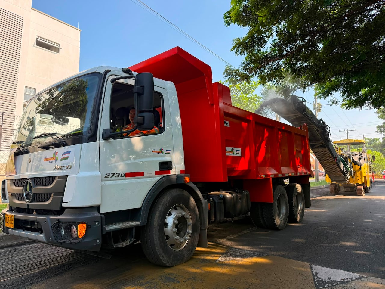 Esta es una de la maquinaria amarilla comprada con dinero del empréstito que hizo la Alcaldía de Cali.