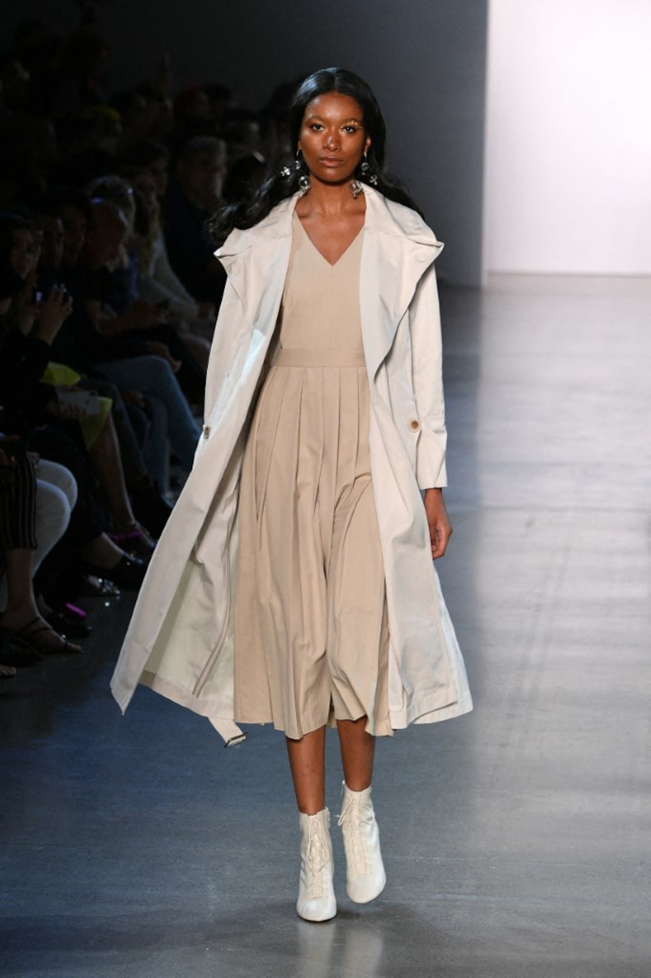 La gabardina con el collor Pantone 2026 es una prenda infaltable para temporada invernal.