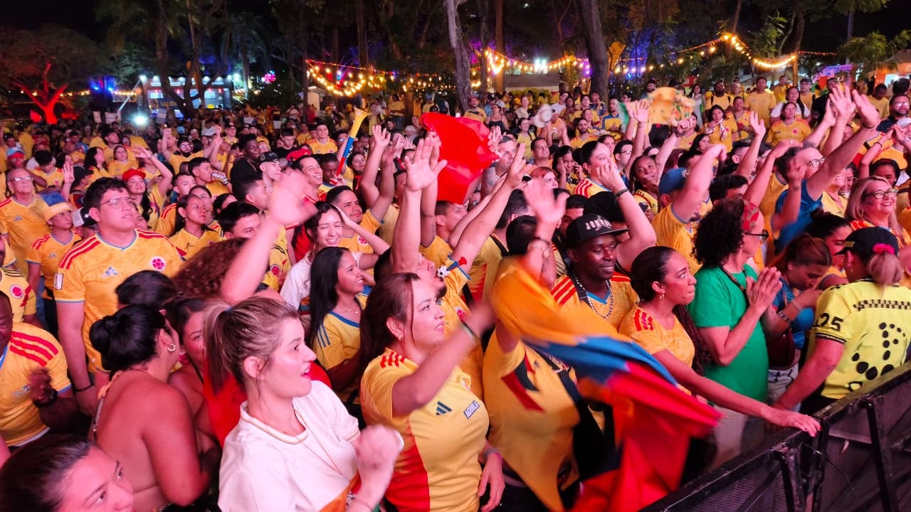 Caleños viendo el triunfo de la Selección Colombia frente a la RD Congo.