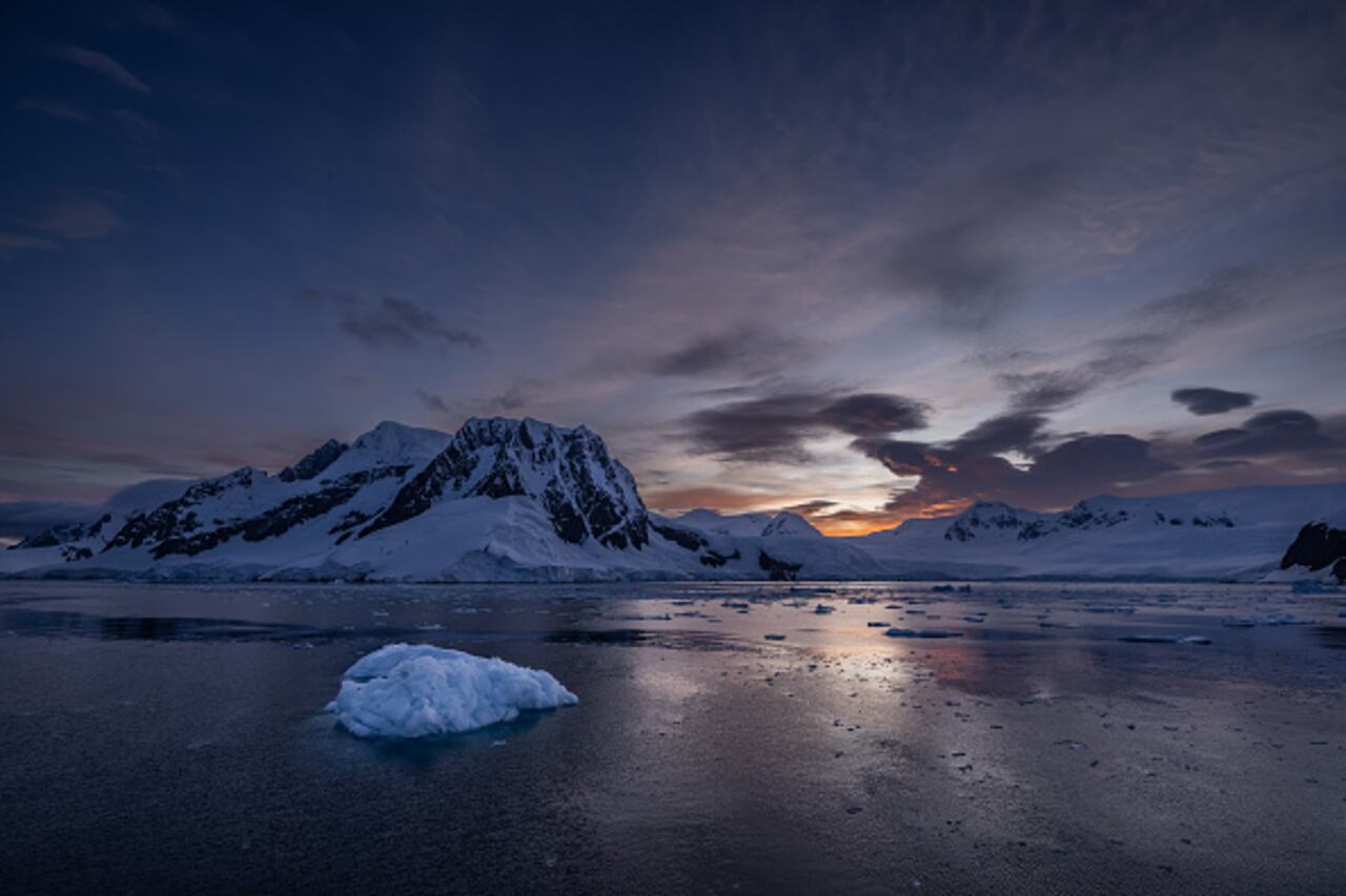 Una situación que llamó la atención para los expertos fue el caso de la Antártida, que actualmente atraviesa por una temporada de invierno austral, donde se presentaron temperaturas anormalmente altas. (Photo by Sebnem Coskun/Anadolu Agency via Getty Images)
