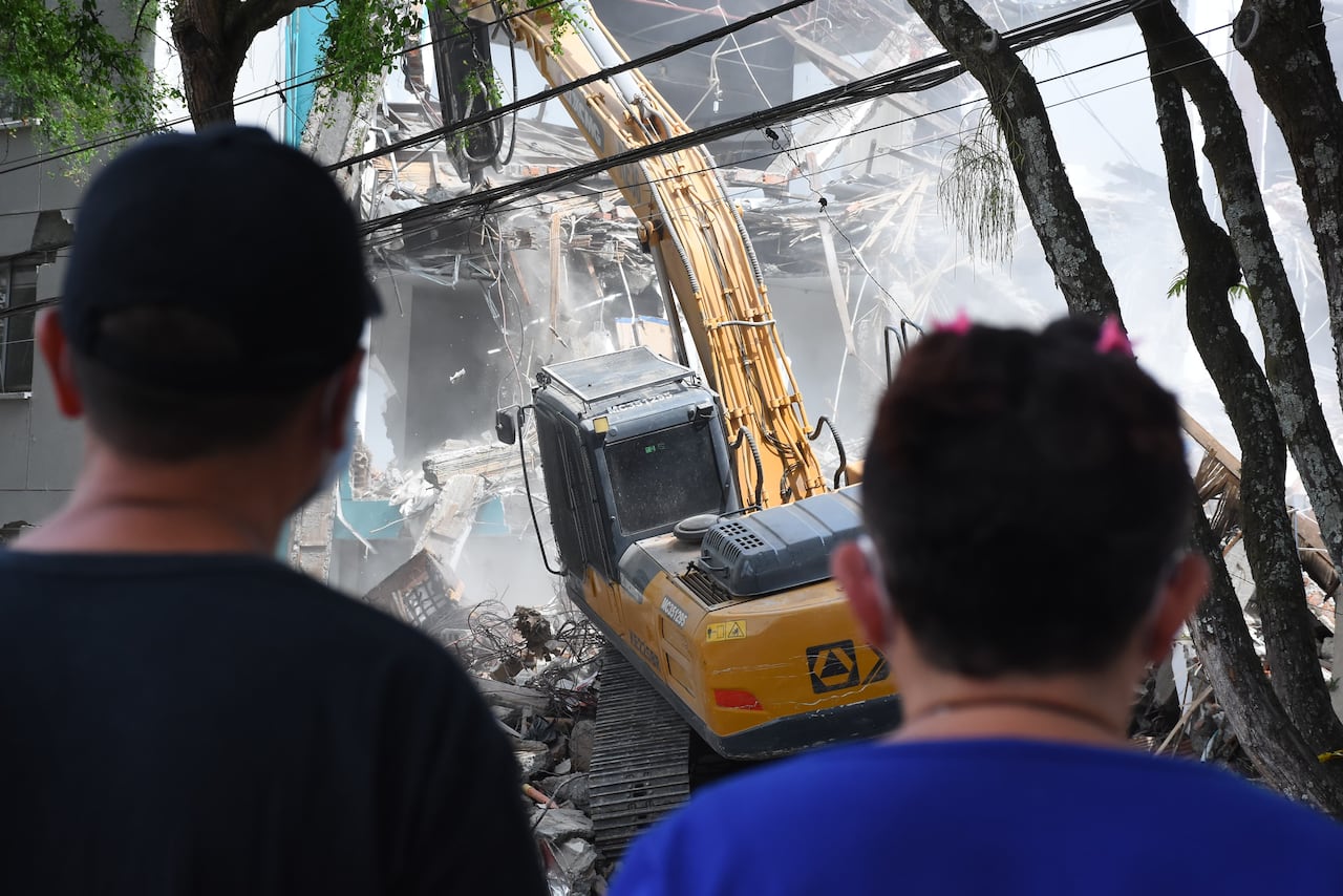 Demolición del Edificio María Mercedes en el barrio Cuarto de Legua.