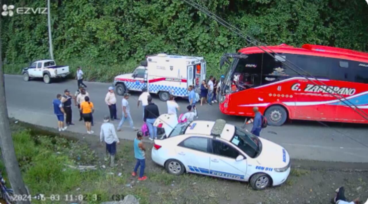 Los videos que se han hecho viral en las redes sociales, muestran el hecho cuando el bus atropelló a varias de las personas que se encontraban en la calzada.