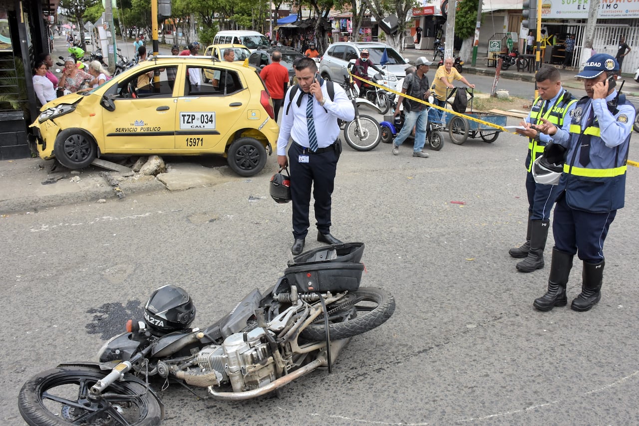 Grave Accidente se presentó en la Autopista Suroriental con Calle 52 en sentido Sur-Norte, donde un taxi colisiona con una moto y termina estrellándose en la Esquina de un Local Comercial, Ya las autoridades acordonaron el sitio y piden a los transeúntes usar rutas alternas.