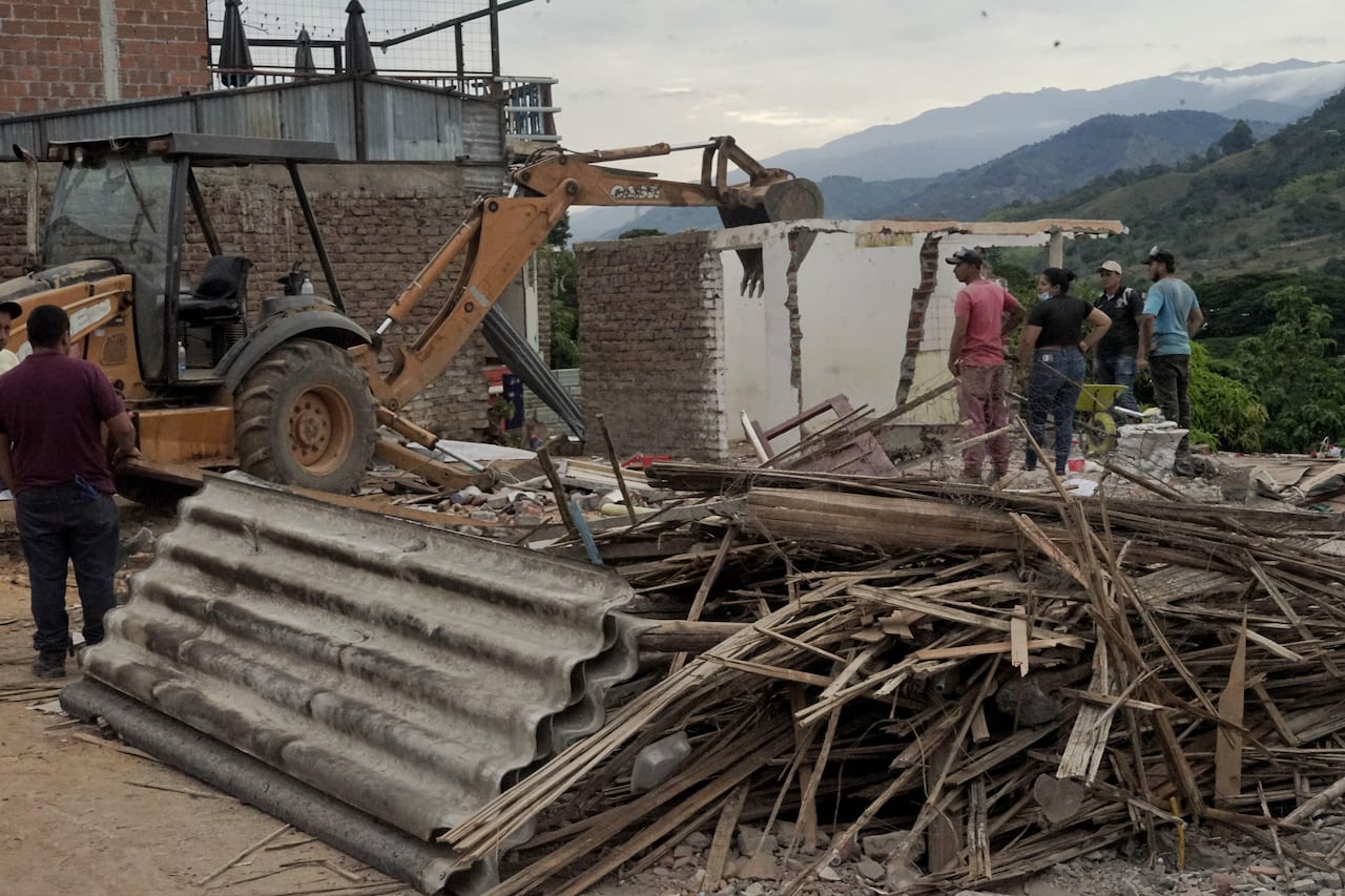 Jóvenes de Trujillo, Valle del Cauca, ayudando a remover los escombros.