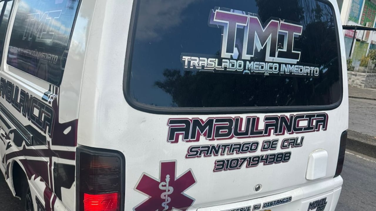 El vehículo tenía la placa tapada con cinta industrial negra.