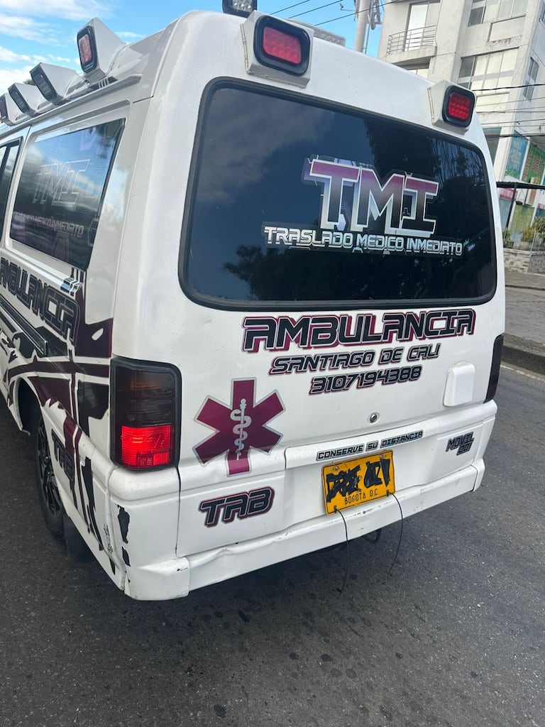 El vehículo tenía la placa tapada con cinta industrial negra.