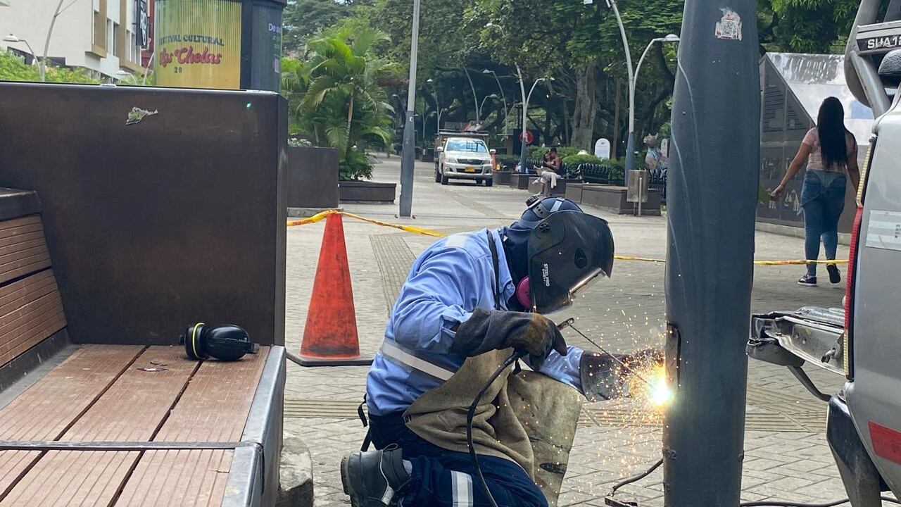 Cada mes Emcali invierte importantes recursos para reparar la infraestructura pública robada o vandalizada. El bulevar está afectado.