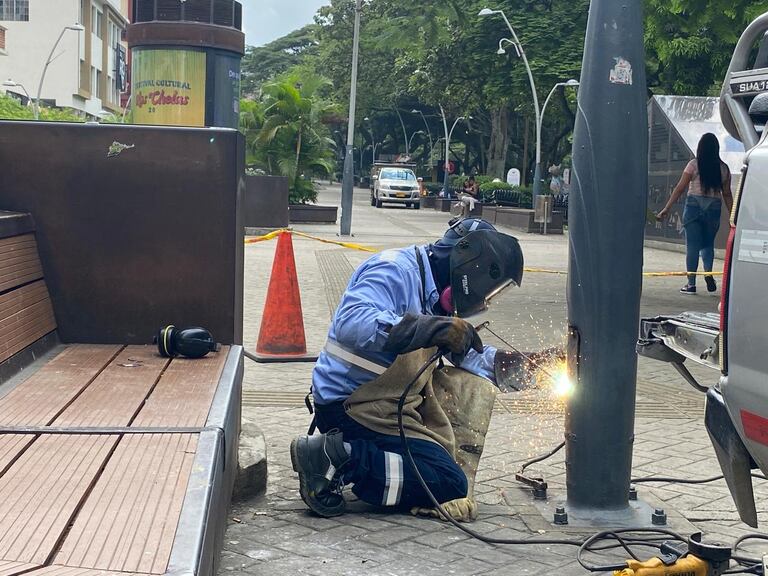 Cada mes Emcali invierte importantes recursos para reparar la infraestructura pública robada o vandalizada. El bulevar está afectado.