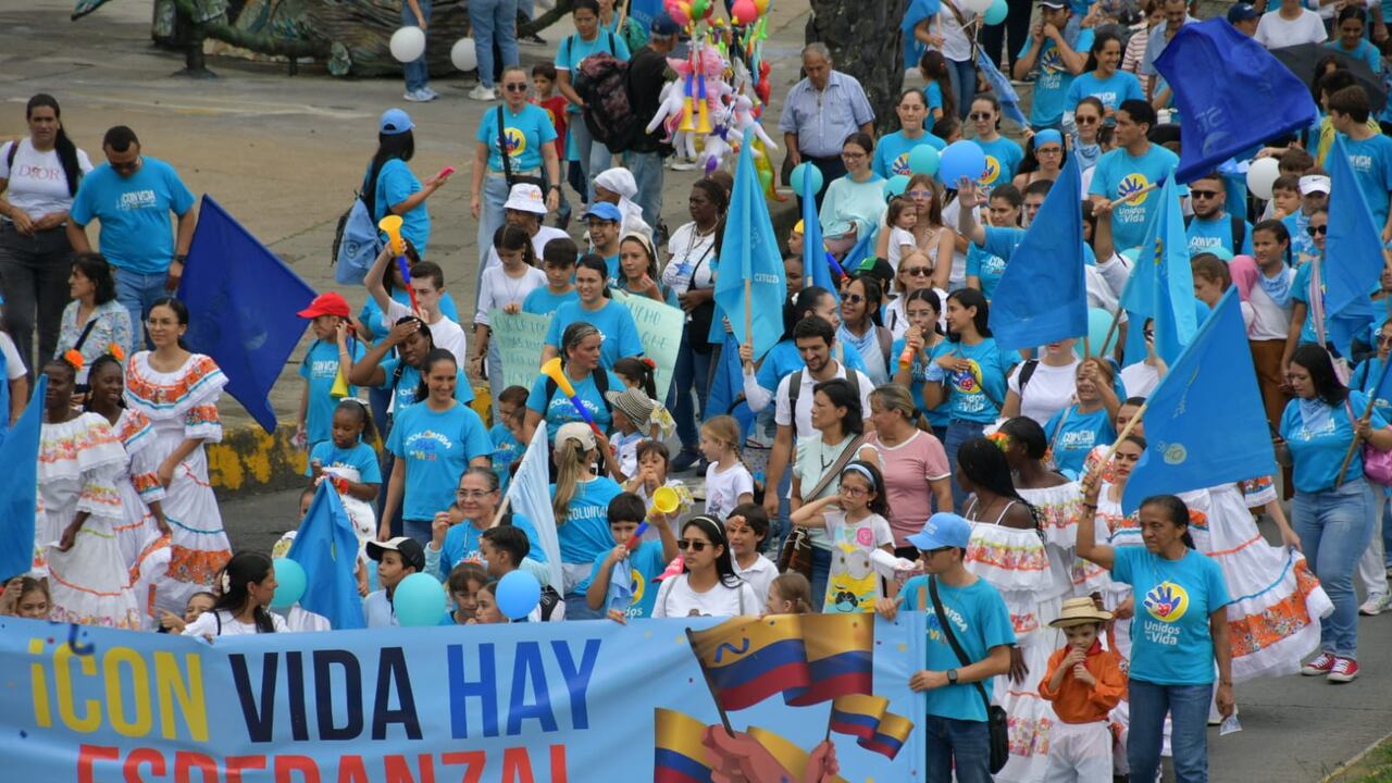 La marcha convocó a distintos sectores, no solamente representantes de la saludd, también asistieron madres y mujeres, así como niños que reclaman el derecho a la vida. Foto Raúl Palacios, El País