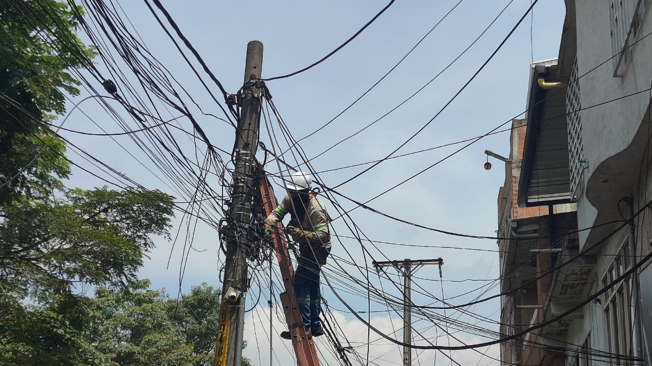 Cali: Cuadrillas de Emcali inician campaña "Cali sin enredos" direccionada a organizar los cables ubicados en los postes de luz en las vías principales de la ciudad.