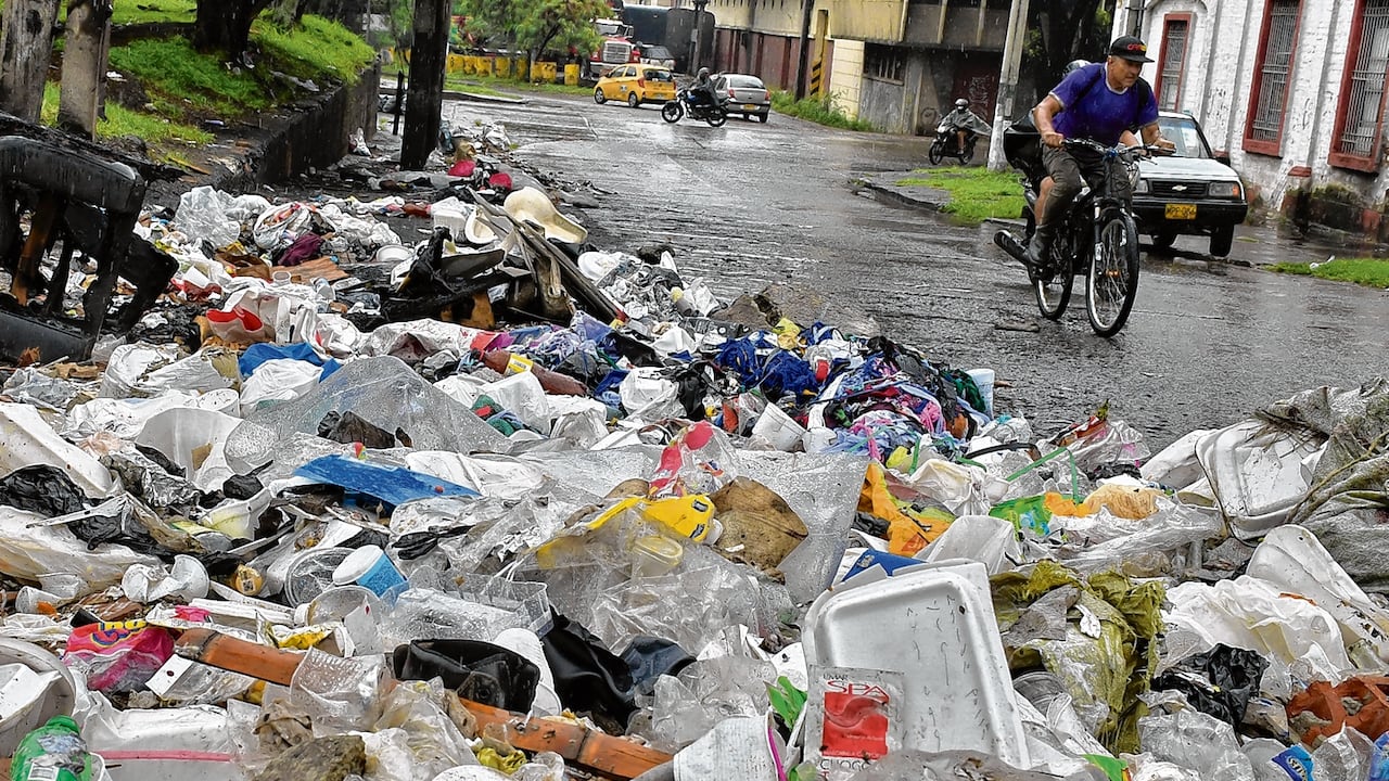 No es extraño ver en diferentes espacios públicos de la ciudad mares de basura, aun cuando las empresas de aseo hayan hecho su labor de barrido y recolección. Pocas horas después, ciudadanos indisciplinados llegan a arrojar sus desechos.