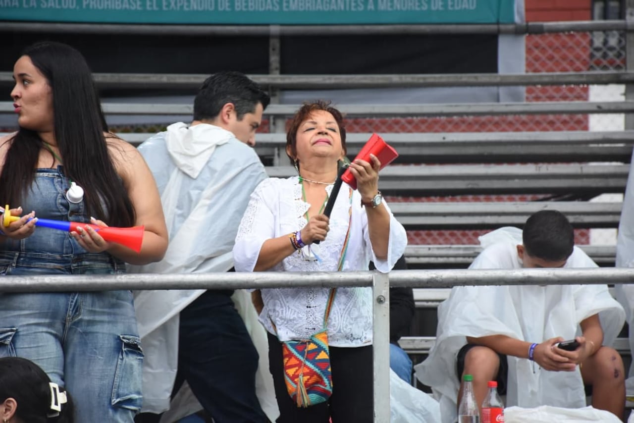 Desde Miami llegan visitantes que bailan bajo la lluvia