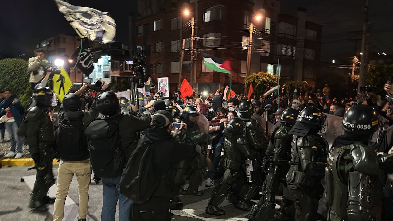Los manifestantes intentaron ingresar por la fuerza a la embajada.