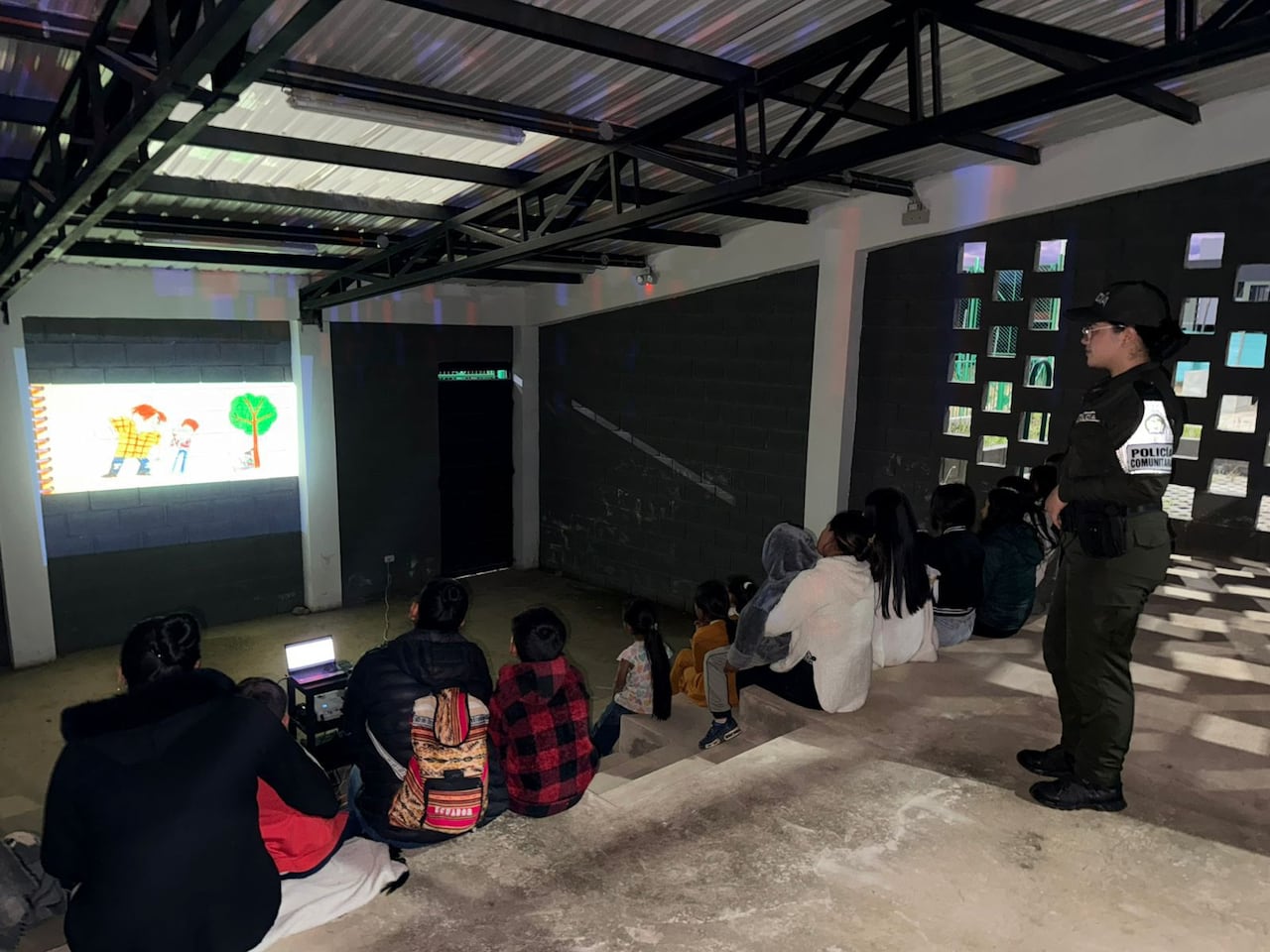 Niños y familias del municipio de Ospina, en el departamento de Nariño, participaron en la actividad Cine al Barrio, organizada por la Policía Comunitaria de esa zona del sur del país.