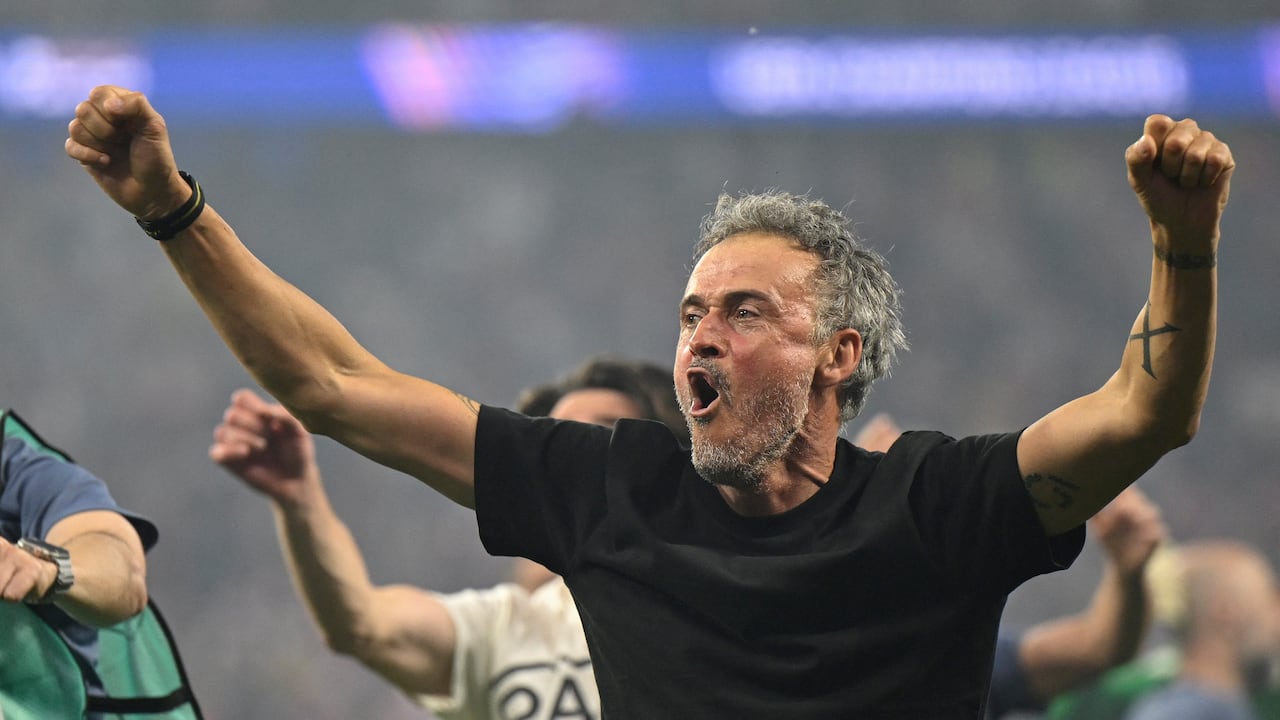 El técnico español del Paris Saint-Germain, Luis Enrique, celebra la victoria de su equipo en la final de la Liga de Campeones de la UEFA entre el Paris Saint-Germain (PSG) y el Arsenal FC en el Puskás Arena de Budapest el 30 de mayo de 2026. El Paris Saint-Germain venció al Arsenal por 4-3 en la tanda de penaltis para conseguir su segundo título consecutivo de la Liga de Campeones tras el empate 1-1 en la final disputada en Budapest el 30 de mayo. (Foto de INA FASSBENDER / AFP)