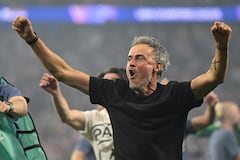 El técnico español del Paris Saint-Germain, Luis Enrique, celebra la victoria de su equipo en la final de la Liga de Campeones de la UEFA entre el Paris Saint-Germain (PSG) y el Arsenal FC en el Puskás Arena de Budapest el 30 de mayo de 2026. El Paris Saint-Germain venció al Arsenal por 4-3 en la tanda de penaltis para conseguir su segundo título consecutivo de la Liga de Campeones tras el empate 1-1 en la final disputada en Budapest el 30 de mayo. (Foto de INA FASSBENDER / AFP)