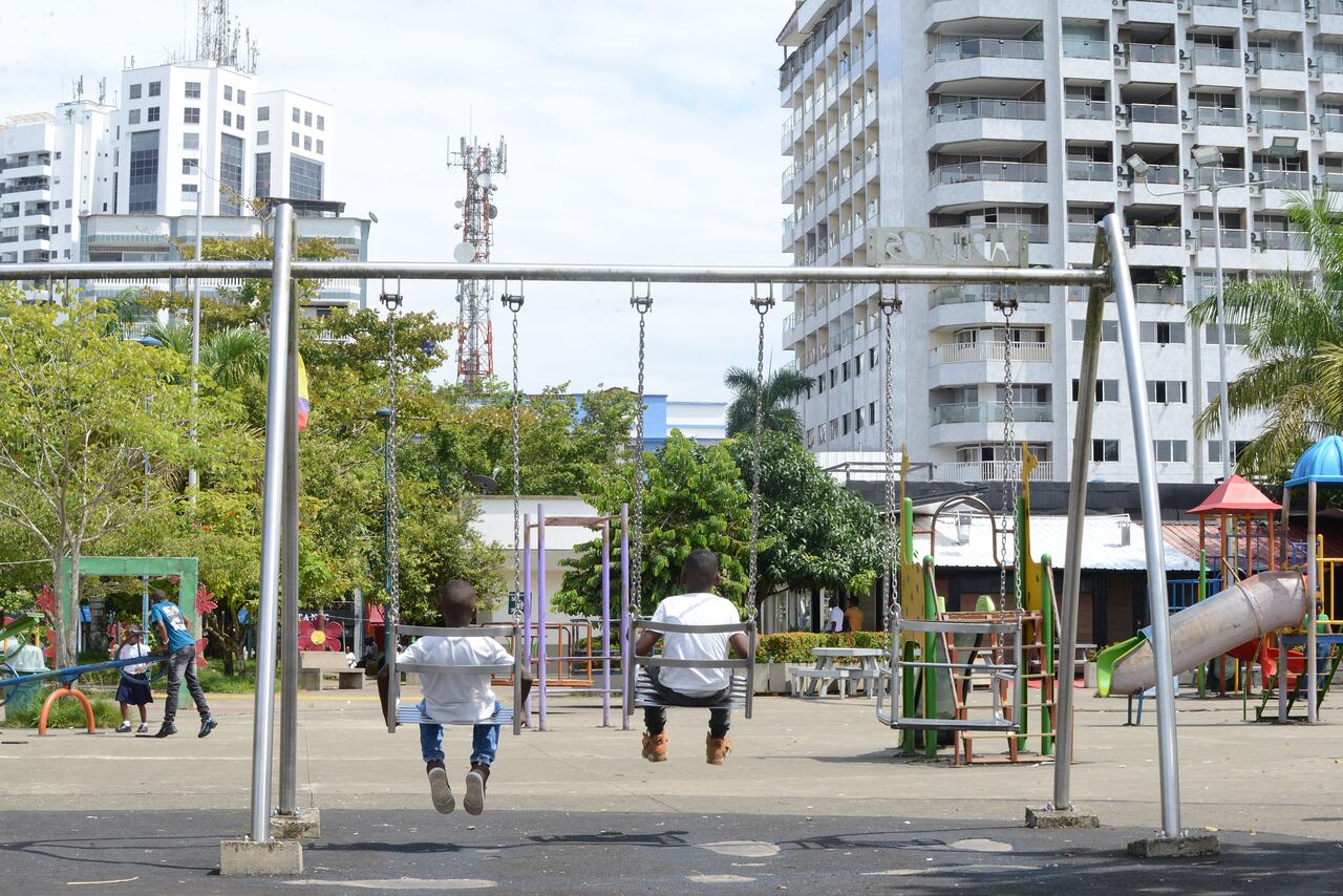 Buenaventura: Padre Lawrence Ssimbwa párroco Iglesia San Martín de Porres. Problemática violencia y jóvenes con un futuro incierto, foto José L Guzmán. Dic 4-23
