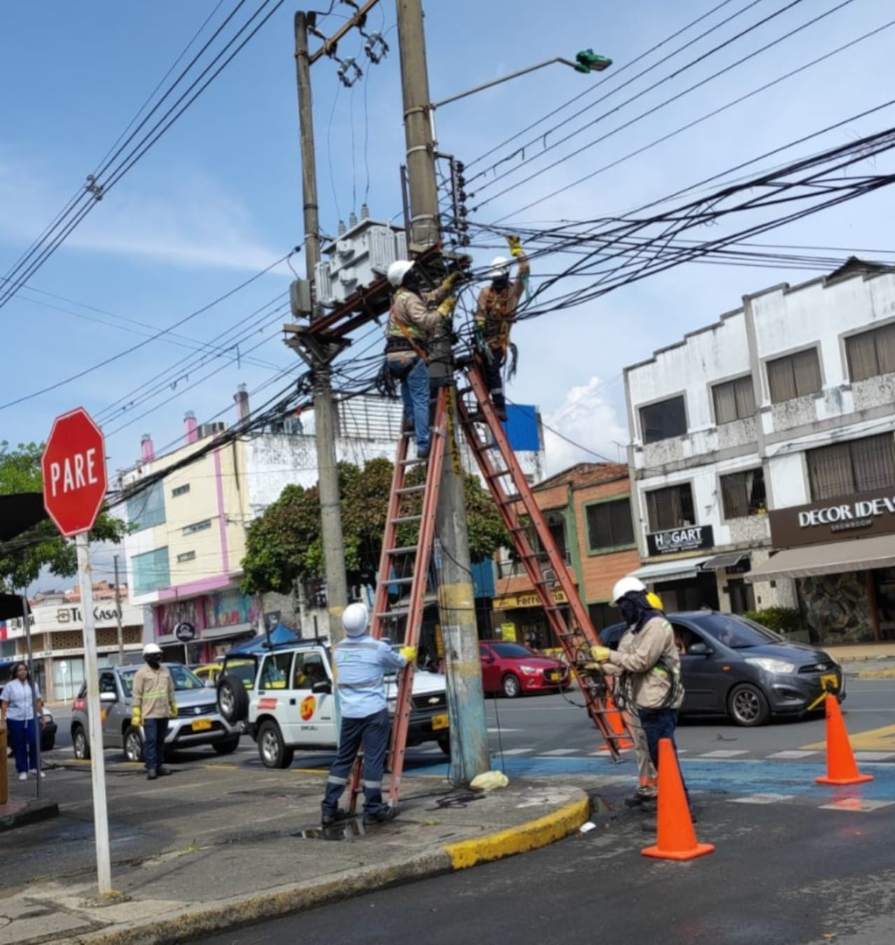 Emcali avanza en el desmonte de redes en desuso de cableoperadores privados.