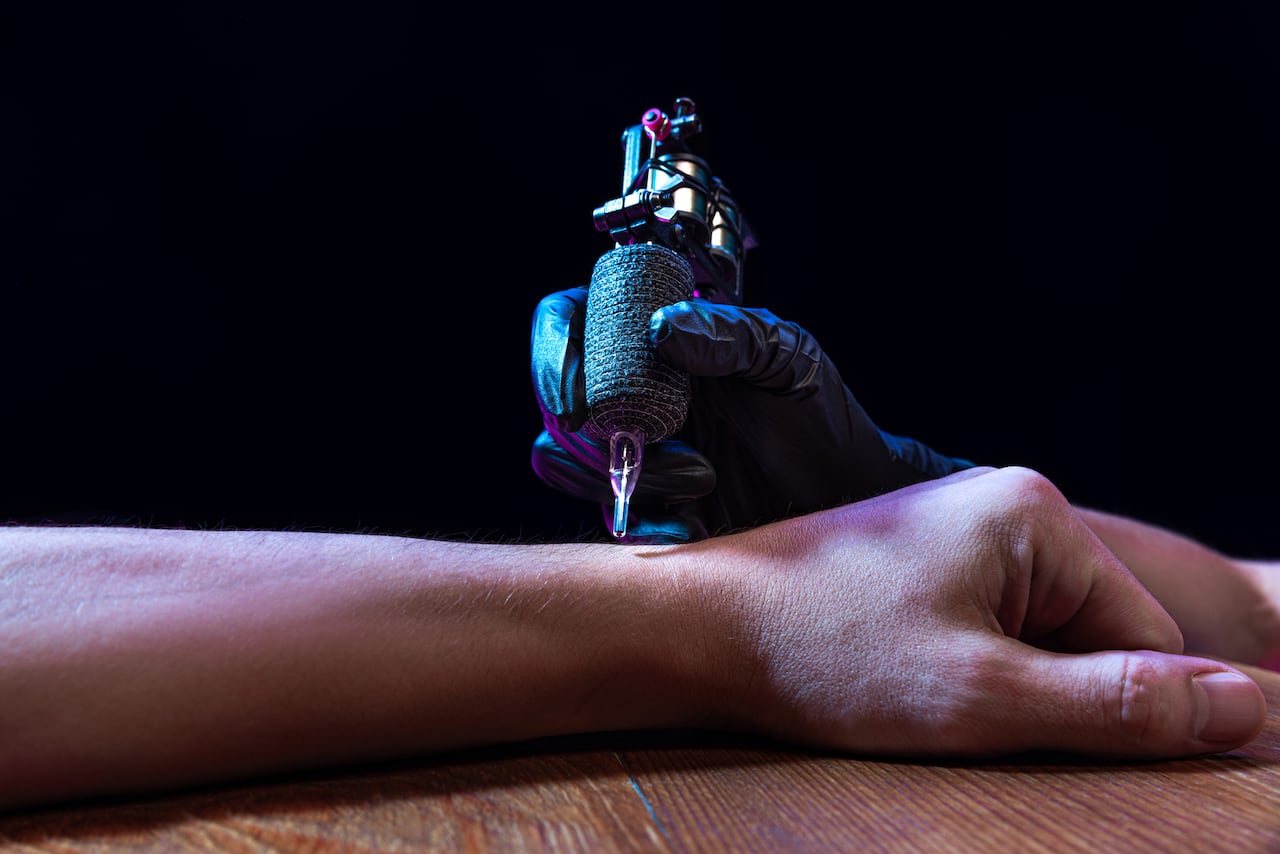 Cada tatuaje cuenta una historia única, y cuando esa narrativa se expresa a través de frases inspiradoras, el mensaje adquiere una fuerza especial.