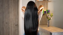 La exposición a altas temperaturas, lavarlo muy continuamente y usar y someter el cabello a químicos, va debilitando la fibra capilar. Se recomienda usar tratamientos adecuados para el tipo de cabello y la necesidad.