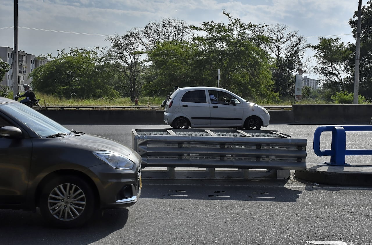 Cali avanza en la recuperación de la seguridad vial: Secretaría de Movilidad instala amortiguadores de impacto y terminales atenuadores en puentes vehiculares, Estos dispositivos protectores se han instalado en la Calle 10 con Carrera 56, Calle 10 con Carrera 70, Calle 25 con Carrera 100 y Calle 25 con Carrera 122, puntos estratégicos donde existen bifurcación o división en la vía y en la que se pueden presentar excesos de velocidad o de maniobras peligrosas.
Fotos Raúl Palacios / El País.