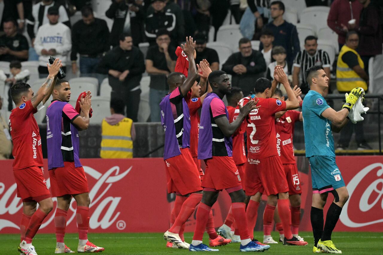 America de Cali players celebrate their draw during the Copa Sudamericana group stage football match between Brazil's Corinthians and Colombia's America de Cali at the Neo Quimica Arena stadium in Sao Paulo, Brazil on May 6, 2025. (Photo by NELSON ALMEIDA / AFP)