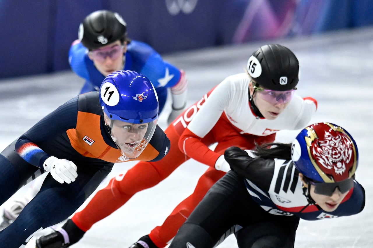 (De derecha a izquierda) Kim Gil-li de Corea del Sur, Kamila Sellier de Polonia, Michelle Velzeboer de Países Bajos y Julie Letai de Estados Unidos compiten en las series de 1000 m femenino de patinaje de velocidad en pista corta durante los Juegos Olímpicos de Invierno Milano Cortina 2026 en el Milano Ice Skating Arena en Milán el 14 de febrero de 2026. (Foto de WANG Zhao / AFP)