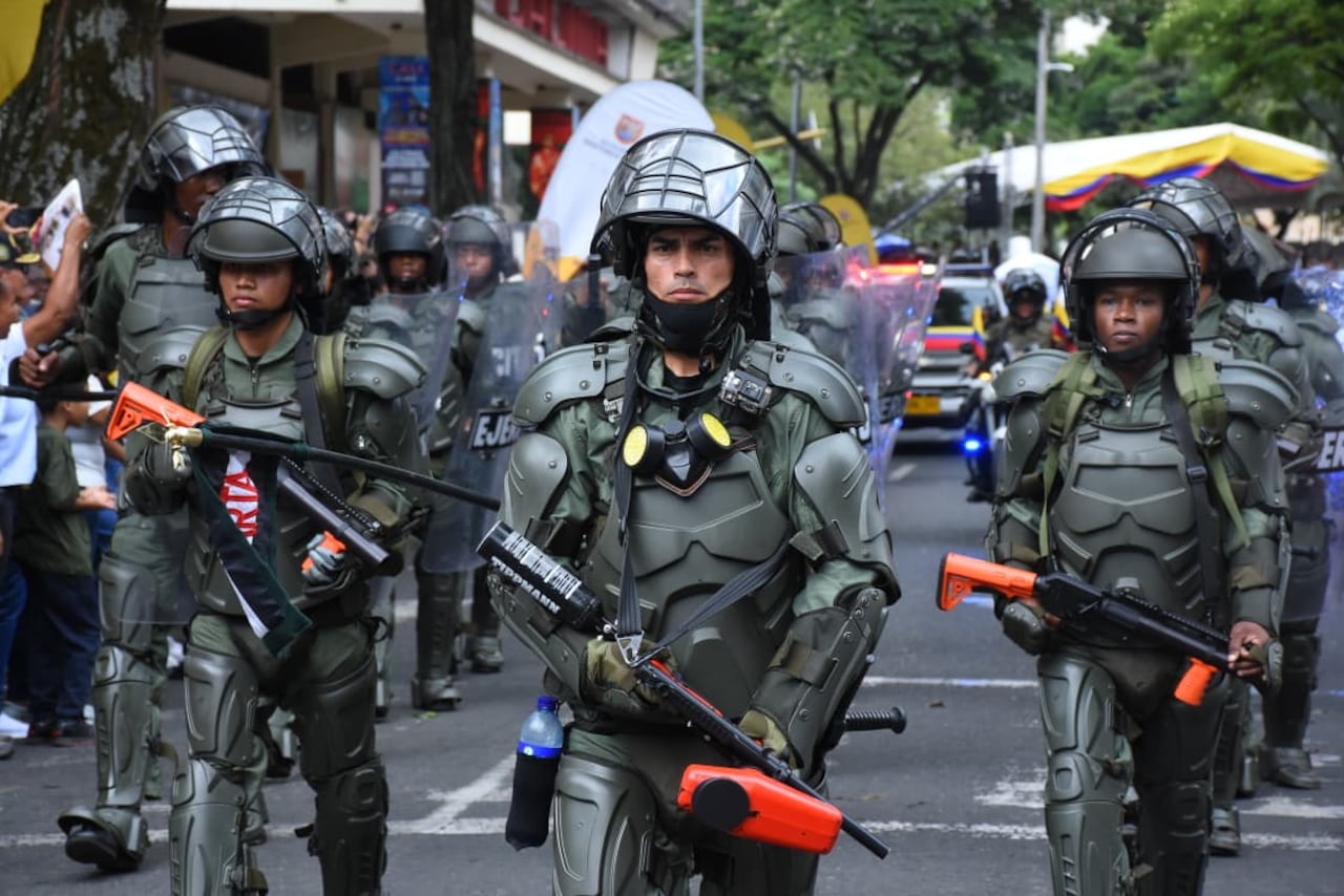 Desfile militar en Cali, por el 20 de julio