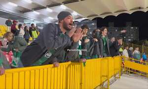 Aficionados del Deportivo Cali le protestas, con insultos, la actuación que tuvieron los jugadores y el técnico Hernán Torres ante Fortaleza.