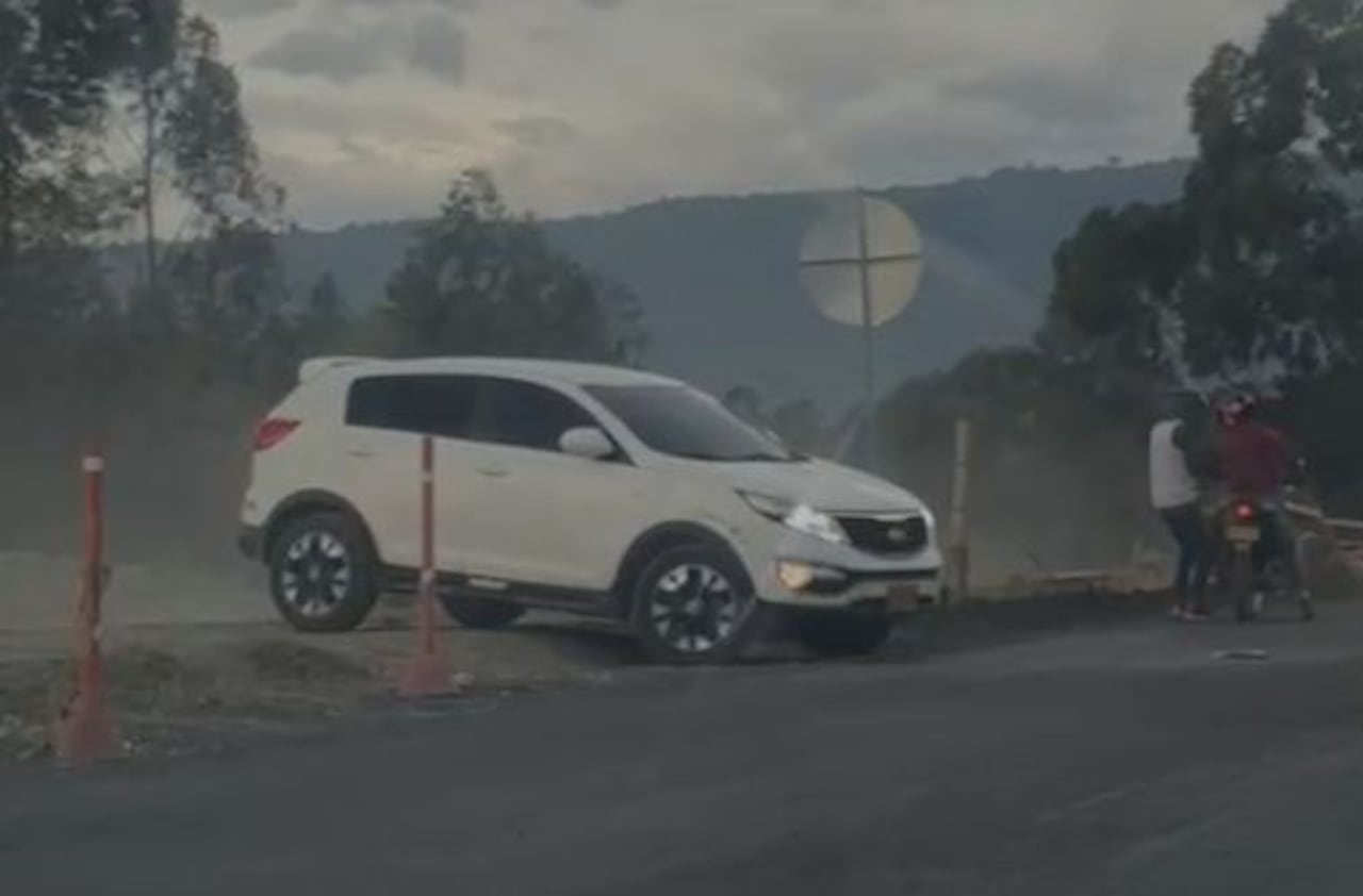 El ataque se presentó en el sector de El Túnel, Cajibío, uno de los tramos extremadamente peligrosos de la vía Popayán-Cali, indicaron los testigos.