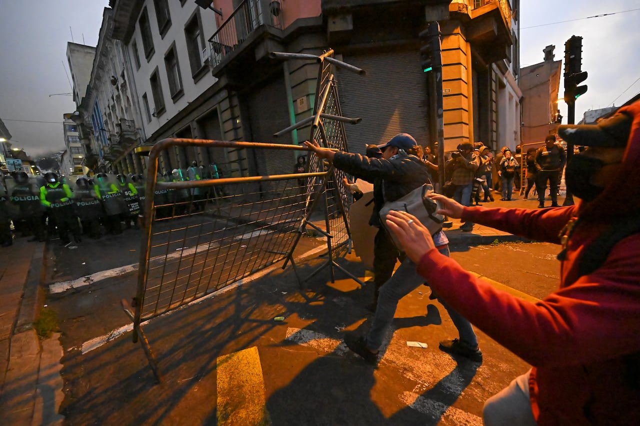 Manifestantes se enfrentan con policías durante una manifestación convocada por sindicatos y movimientos sociales para protestar por el alza del precio del combustible.