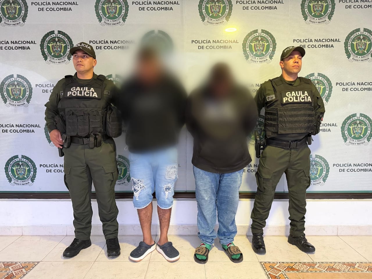 Los dos capturados registran anotaciones judiciales por diferentes conductas, según el reporte policial. Las autoridades adelantan las actuaciones correspondientes para establecer su presunta responsabilidad en el caso de extorsión.