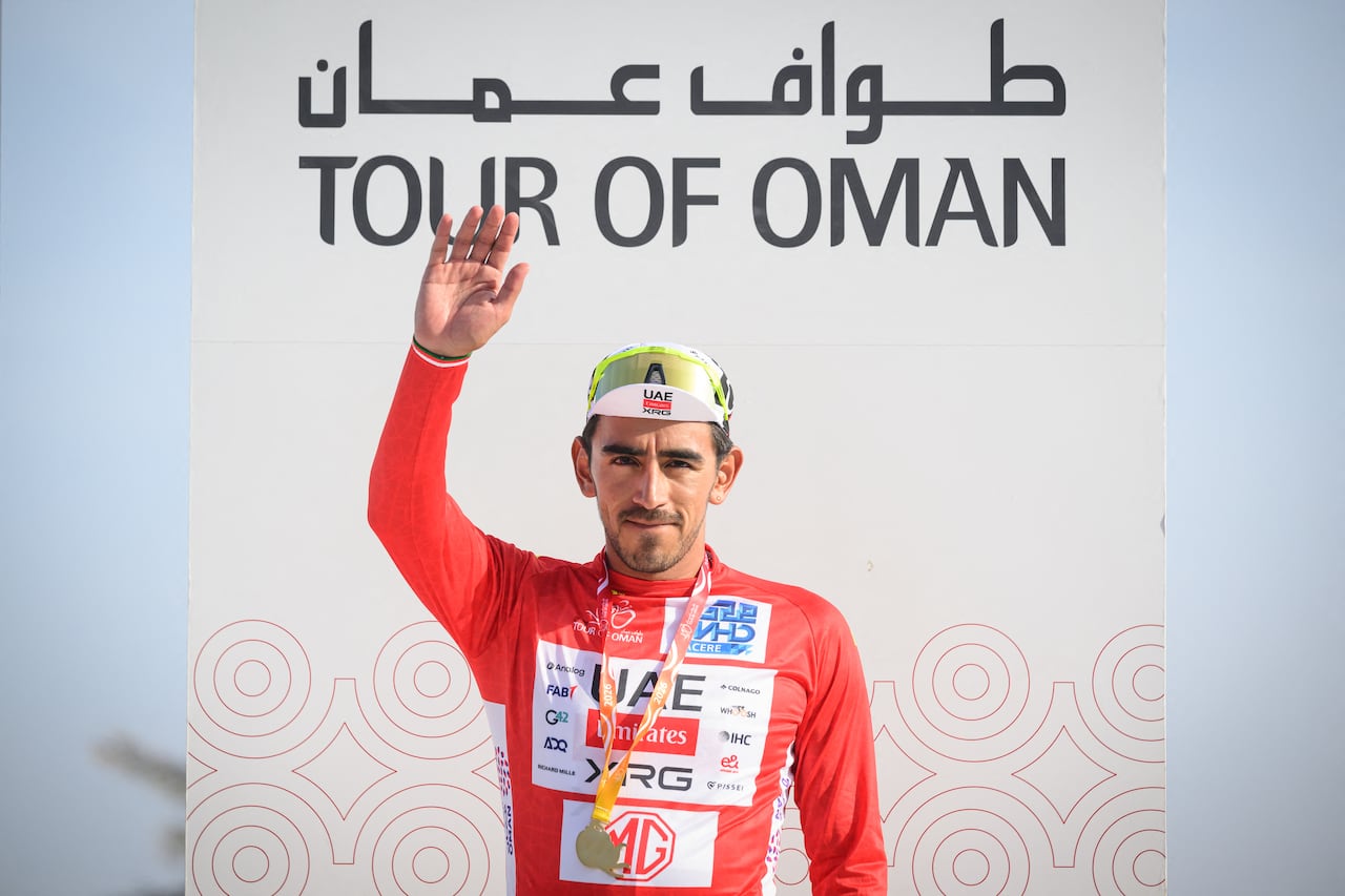 El ciclista colombiano del UAE Team Emirates - XRG, Juan Sebastián Molano, celebra en el podio su victoria en la primera etapa del Tour de Omán, entre Mascate y Bimmah Sink Hole, en Bimmah, el 7 de febrero de 2026. (Foto de Loic VENANCE / AFP)
