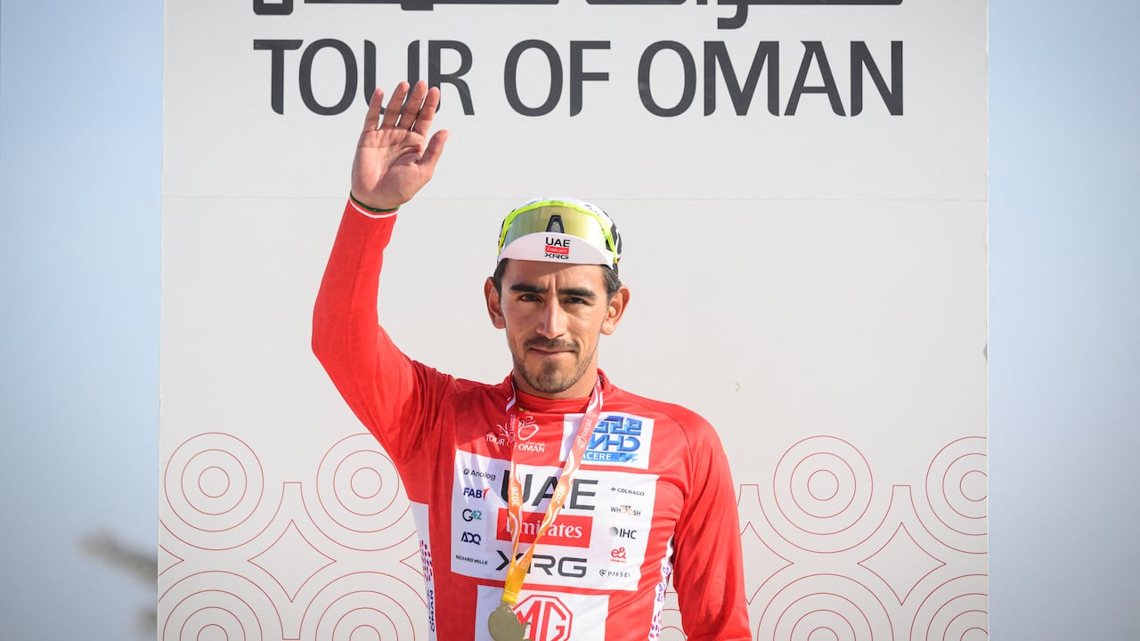 El ciclista colombiano del UAE Team Emirates - XRG, Juan Sebastián Molano, celebra en el podio su victoria en la primera etapa del Tour de Omán, entre Mascate y Bimmah Sink Hole, en Bimmah, el 7 de febrero de 2026. (Foto de Loic VENANCE / AFP)