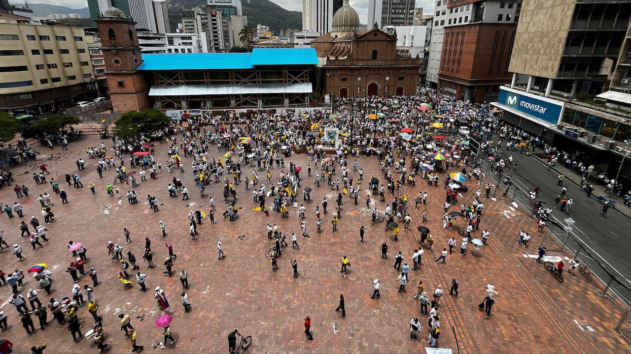 Manifestantes irrumpieron en la plazoleta de San Francisco durante las movilizaciones convocadas para este jueves 19 de septiembre.