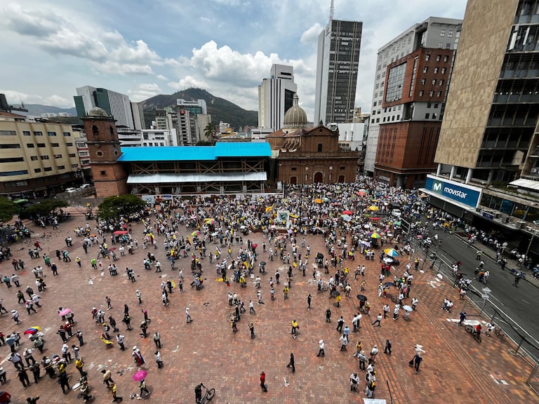 Manifestantes irrumpieron en la plazoleta de San Francisco durante las movilizaciones convocadas para este jueves 19 de septiembre.