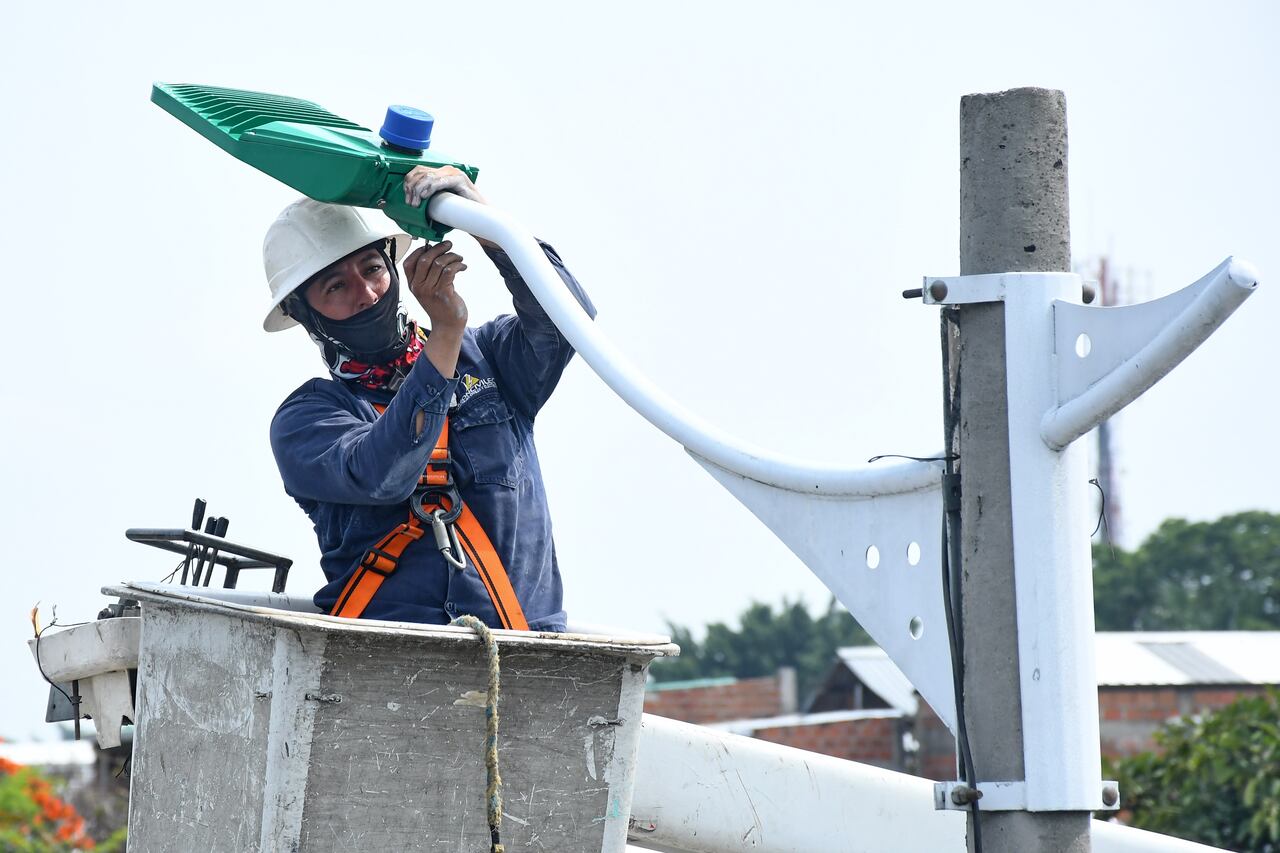 En Varios tramos de la Simon Bolivar, realizan cambio y mantenimiento del alumbrado publico ya que caleños de este sector se quejan de muchas zonas oscuras y peligrosas en este sector de la ciudad. Fotos Wirman Rios / El Pais.