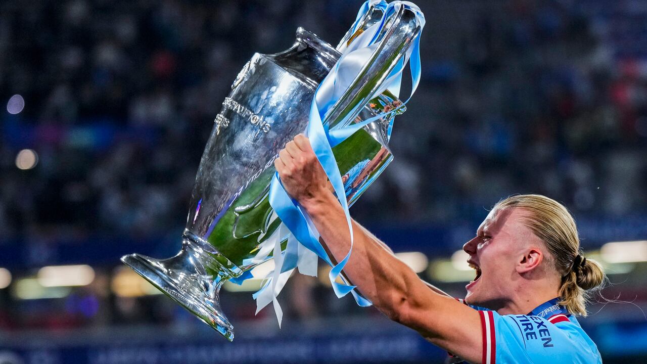 Erling Haaland, del Manchester City, celebra con el trofeo después de ganar el partido de fútbol final de la Liga de Campeones entre el Manchester City y el Inter de Milán en el Estadio Olímpico Ataturk en Estambul, Turquía, el domingo 11 de junio de 2023. El Manchester City ganó 1-0. (Foto AP/Manu Fernández)