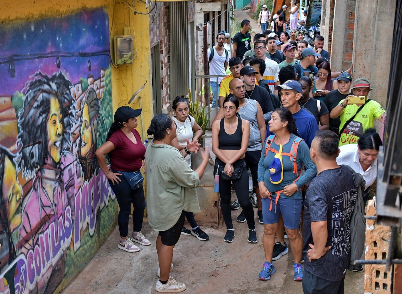 Caleños y turistas visitan los fines de semana un gran recorrido por el barrio siloé.
