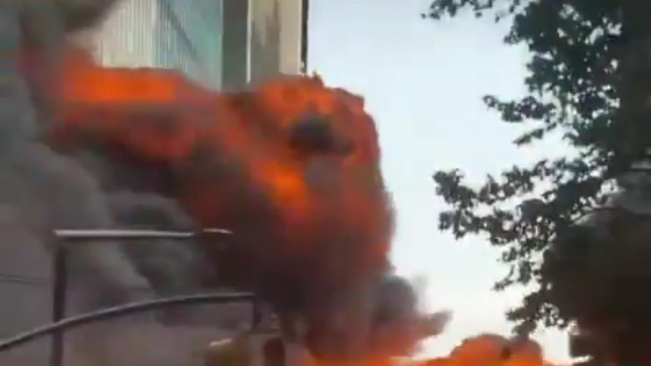 La explosión generó una bola de fuego que alcanzó varios metros de altura.