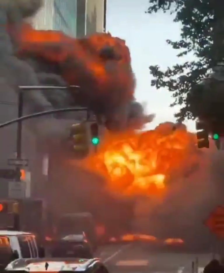 La explosión generó una bola de fuego que alcanzó varios metros de altura.
