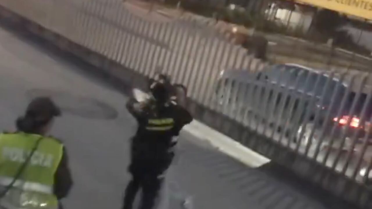 En imágenes quedó captado el enfrentamiento entre un ciudadano y un policía que le impidió colarse en Transmilenio.