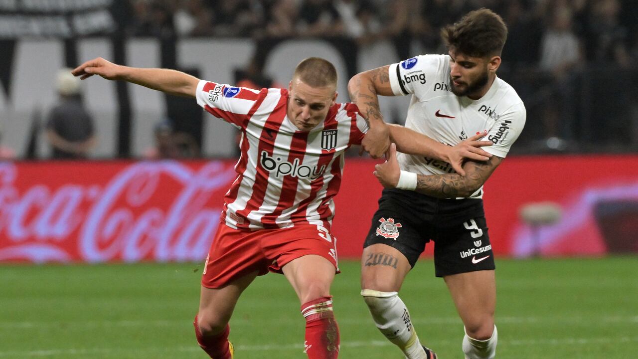 El volante Santiago Ascacibar de Estudiantes disputa un balón ante Yri Alberto de Corinthians.