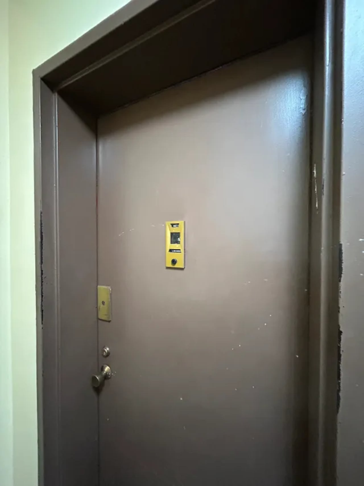 Detrás de esta puerta, dos gemelos vivían en precarias condiciones, en el Bronx, tras la decisión de su madre.